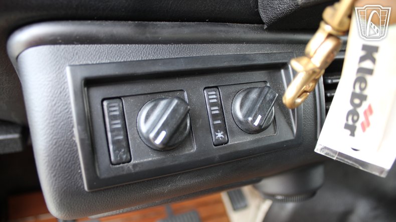 1984 Land Rover Defender 90 65