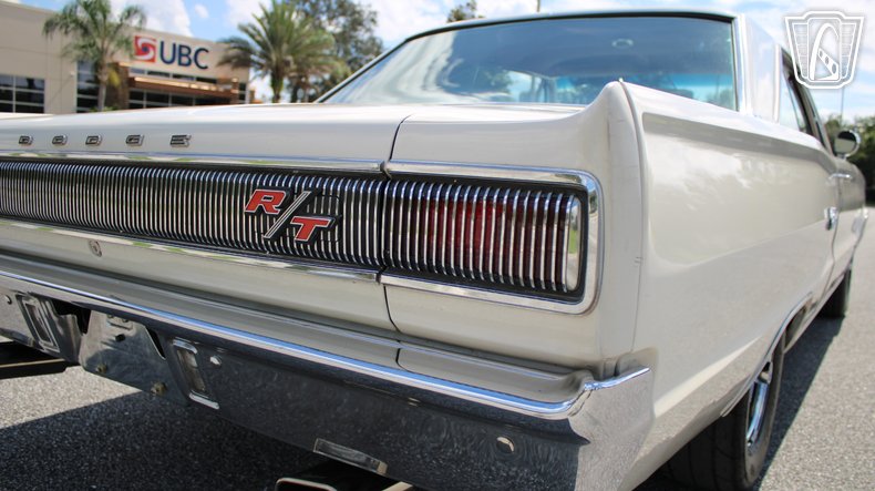 1967 Dodge Coronet 32