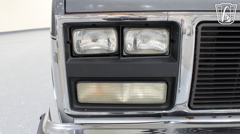 1990 GMC Suburban 8