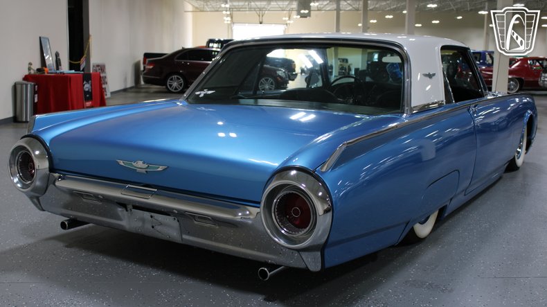 1961 Ford Thunderbird 33