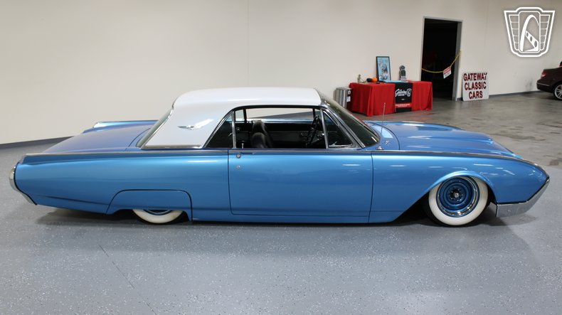 1961 Ford Thunderbird 37