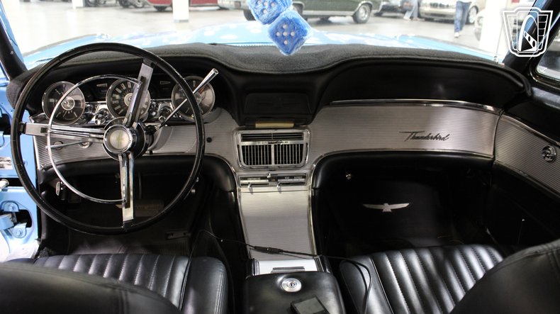 1961 Ford Thunderbird 133