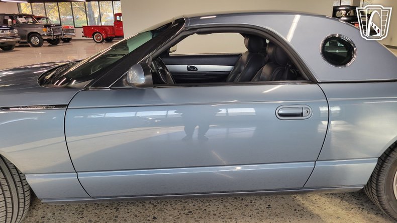 2005 Ford Thunderbird 24