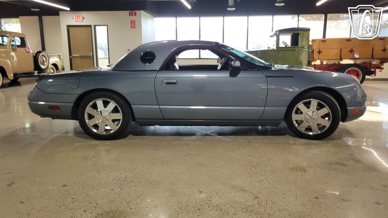2005 Ford Thunderbird 35