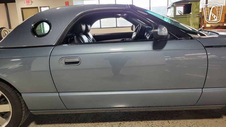 2005 Ford Thunderbird 38