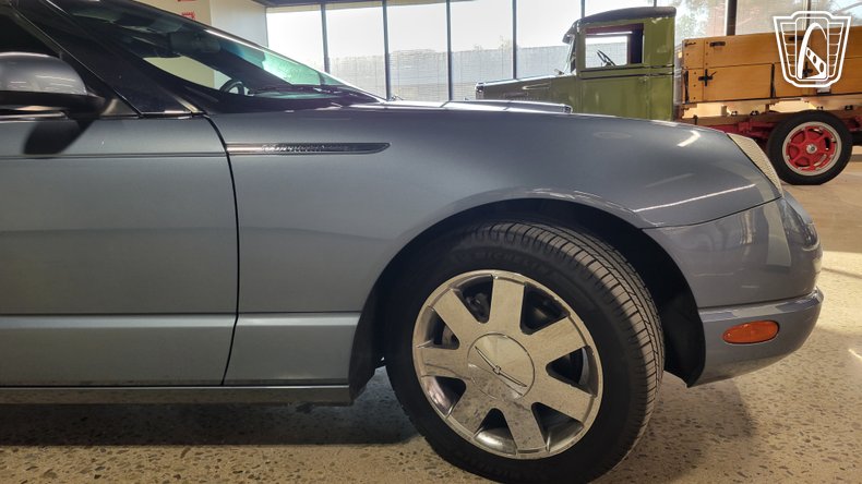 2005 Ford Thunderbird 39