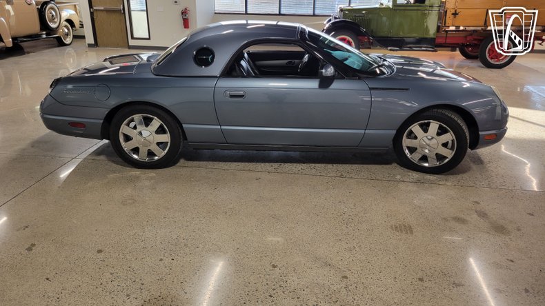 2005 Ford Thunderbird 36