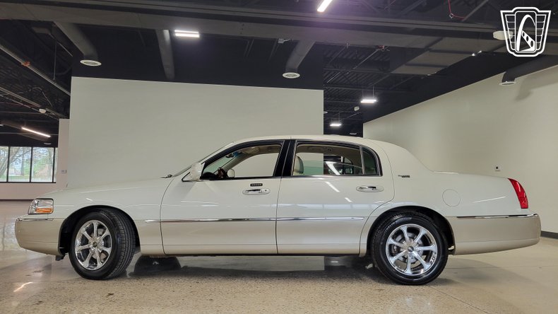 2005 Lincoln Town Car 2