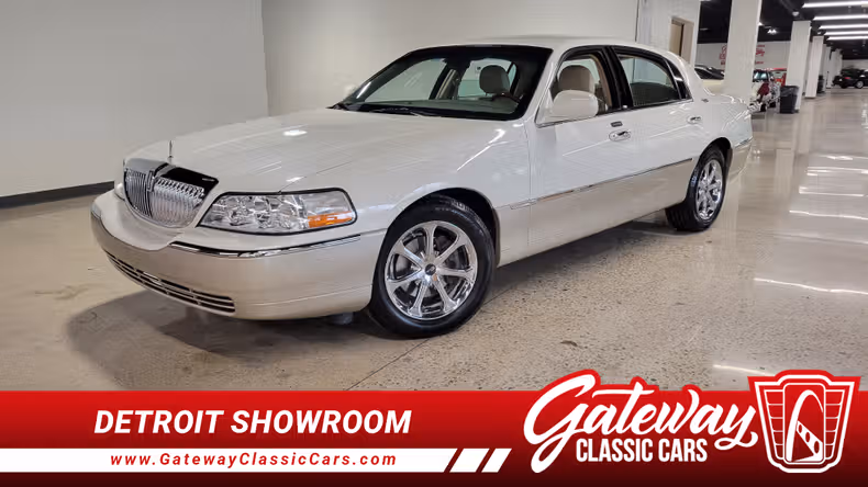 2005 Lincoln Town Car first image