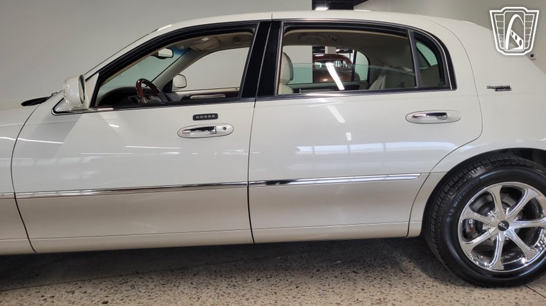 2005 Lincoln Town Car 24