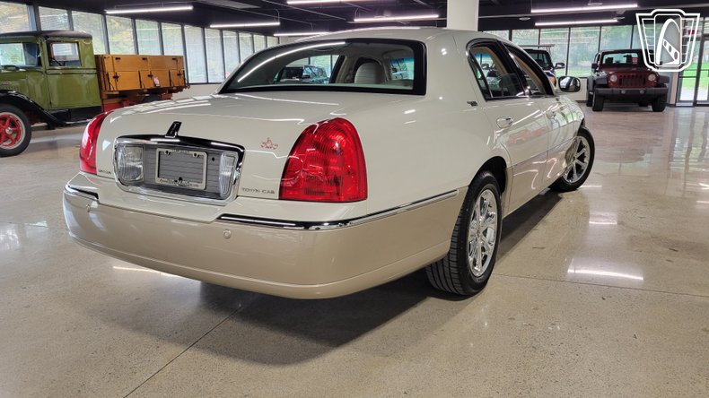2005 Lincoln Town Car 32