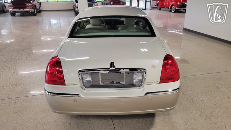 2005 Lincoln Town Car 3