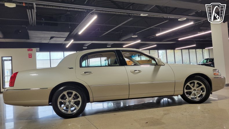 2005 Lincoln Town Car 34