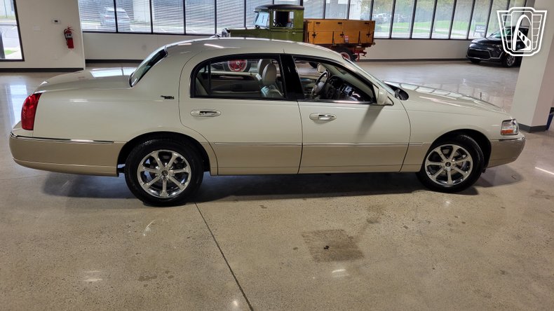 2005 Lincoln Town Car 36