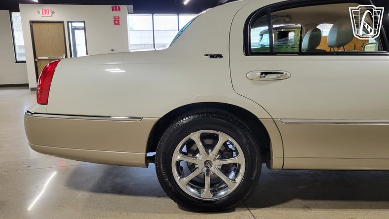 2005 Lincoln Town Car 37