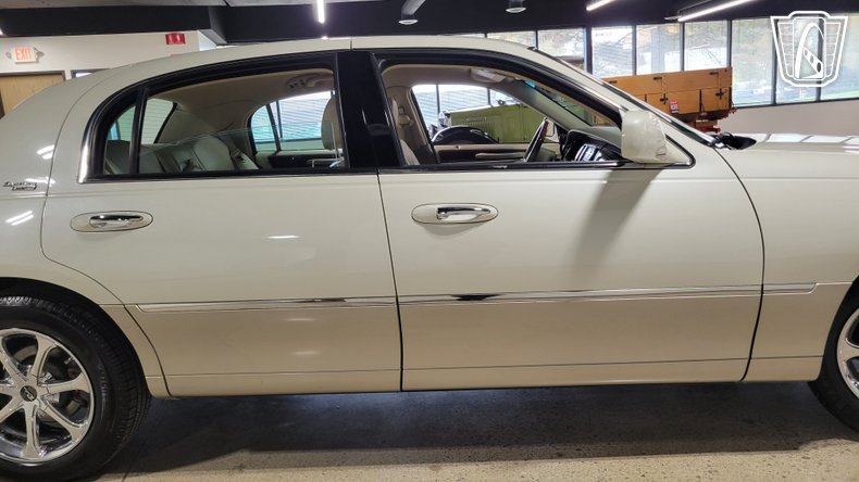 2005 Lincoln Town Car 38