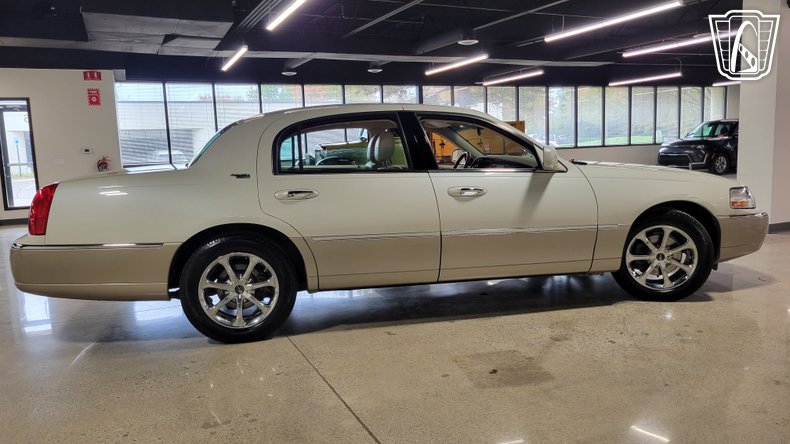 2005 Lincoln Town Car 35