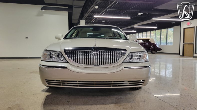 2005 Lincoln Town Car 43