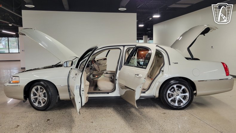 2005 Lincoln Town Car 89