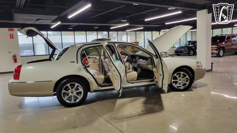 2005 Lincoln Town Car 93