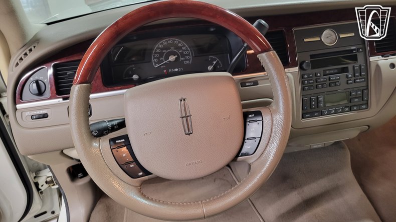 2005 Lincoln Town Car 13
