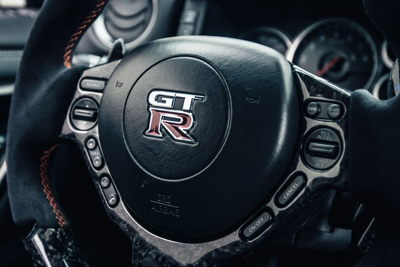2014 Nissan GT-R 16