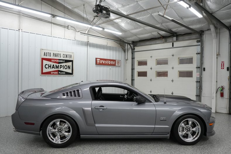 2006 Ford Mustang GT 17