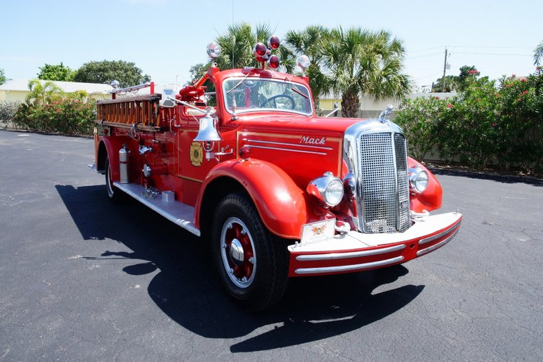 1943 mack model 505 fire truck