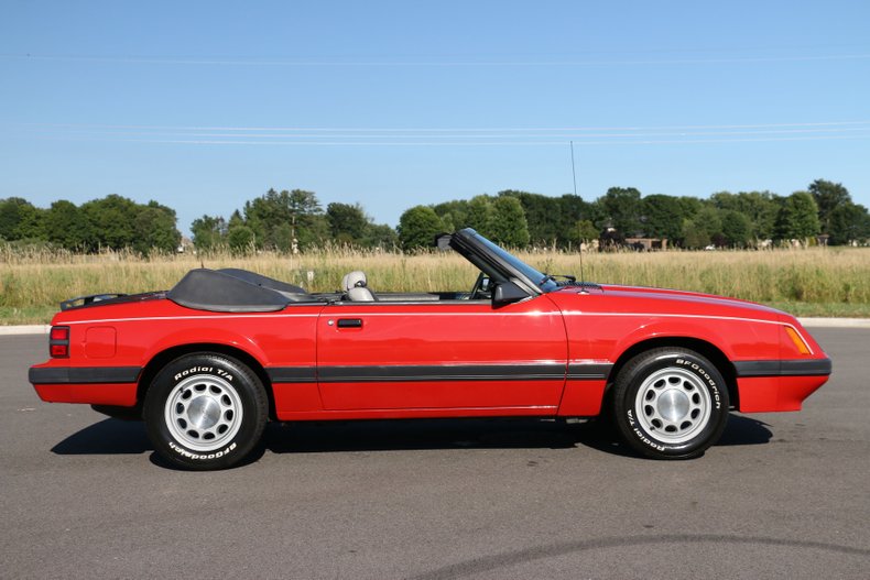 1986 Ford Mustang Convertible 13
