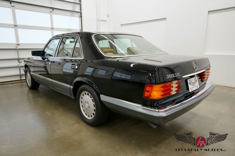 1990 Mercedes-Benz 300SE 3