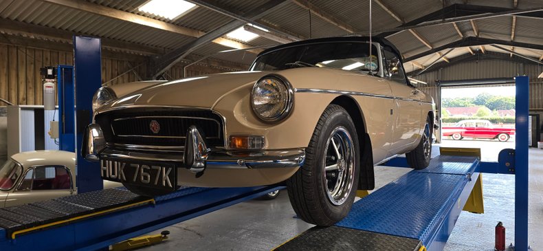 For Sale 1971 MG B - Roadster