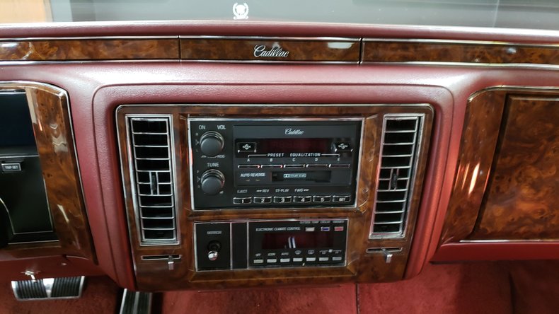 1992 Cadillac Brougham 31