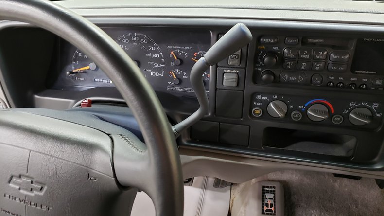 1995 Chevrolet Tahoe LS 28