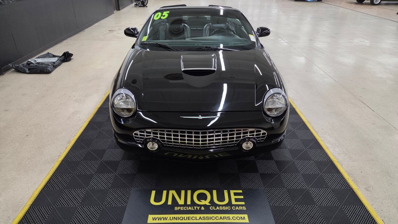 2005 Ford Thunderbird 4