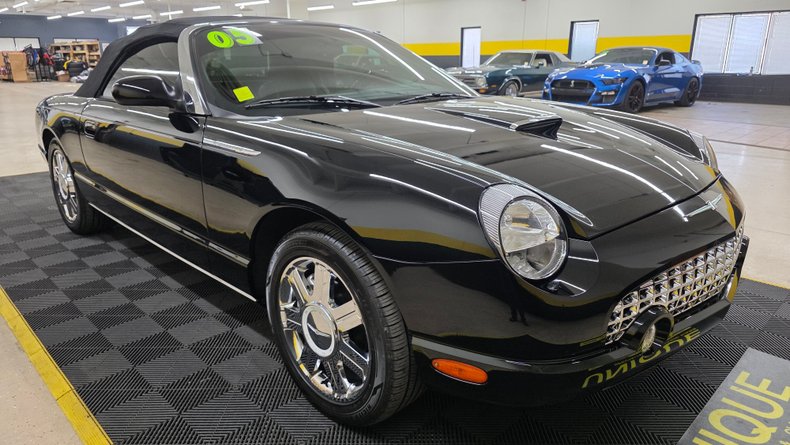2005 Ford Thunderbird 33