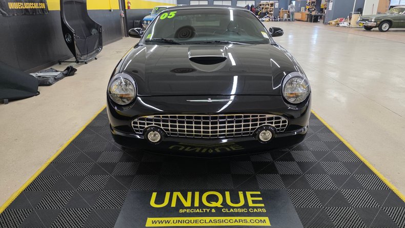 2005 Ford Thunderbird 32