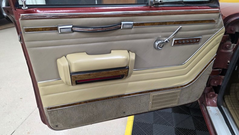 1984 Jeep Grand Wagoneer 21