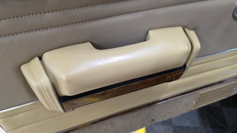 1984 Jeep Grand Wagoneer 23