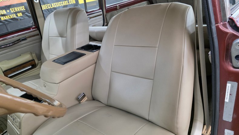 1984 Jeep Grand Wagoneer 29