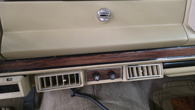 1984 Jeep Grand Wagoneer 38