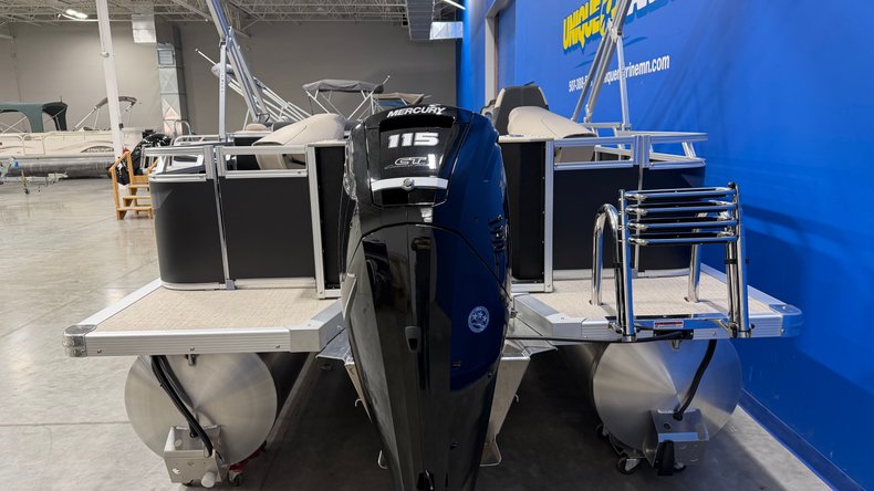 For Sale 2027 Avalon Venture 2185 Rear Fish
