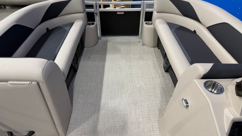 For Sale 2027 Avalon Venture 2185 Rear Fish