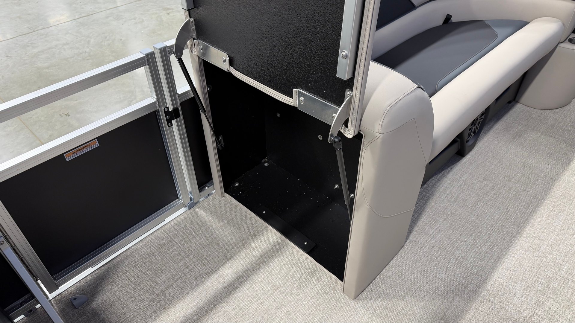 For Sale 2027 Avalon Venture 2185 Rear Fish