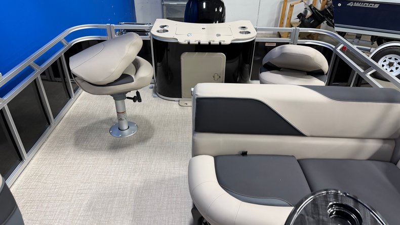 For Sale 2027 Avalon Venture 2185 Rear Fish