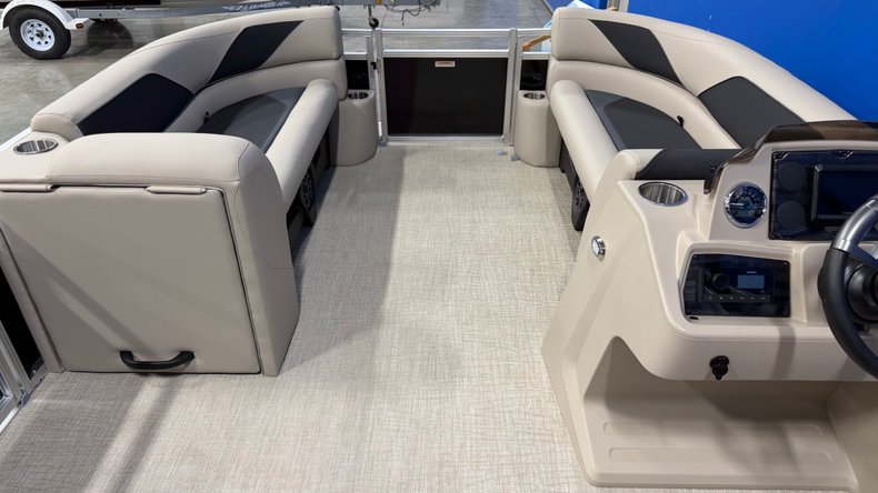 For Sale 2027 Avalon Venture 2185 Rear Fish