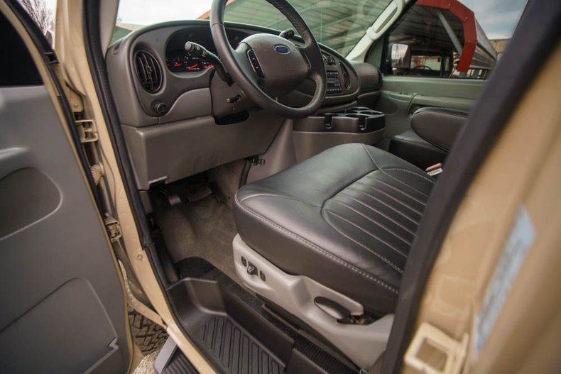 2007 Ford Econoline Wagon 12