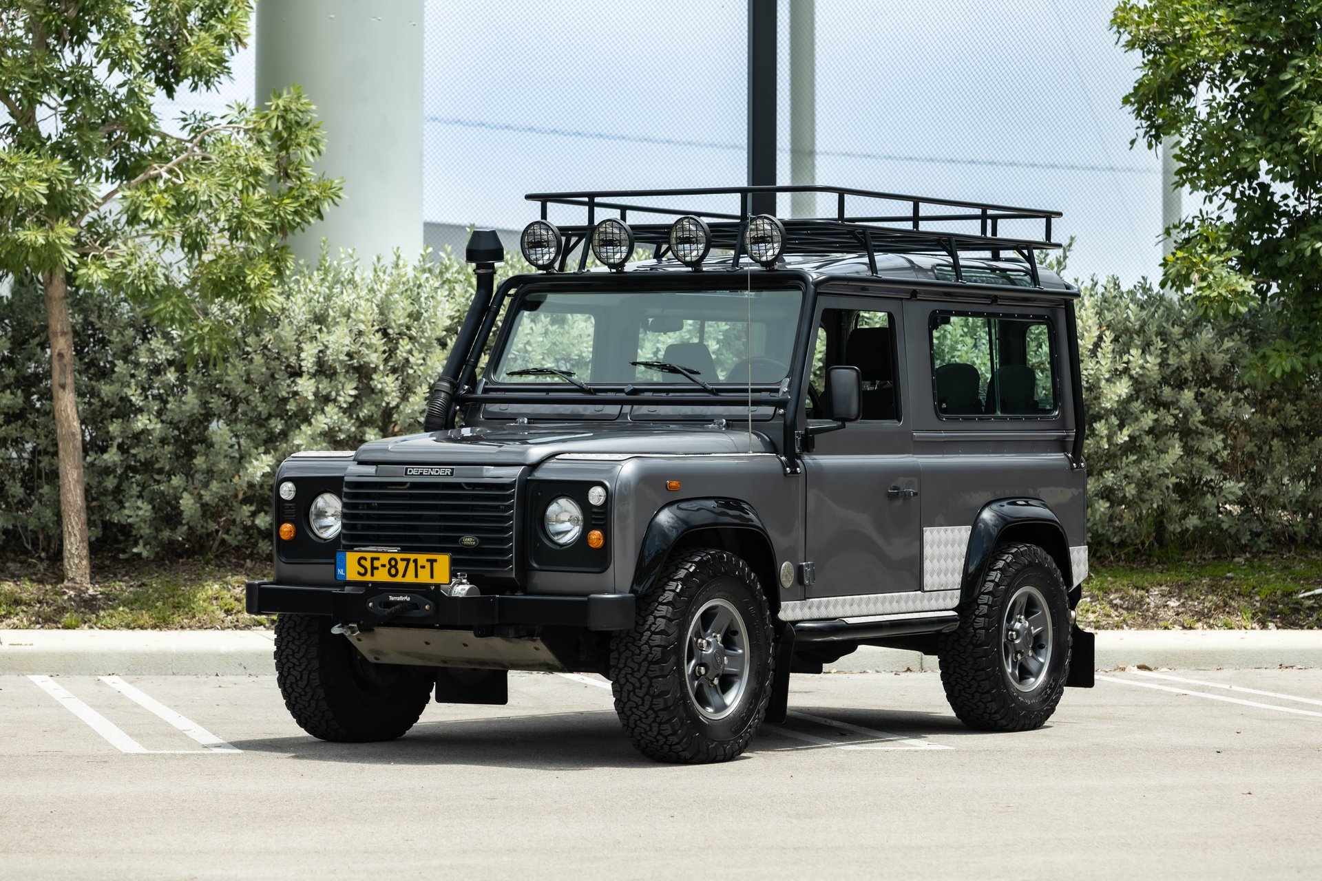 2001 land rover defender 90 tomb raider edition