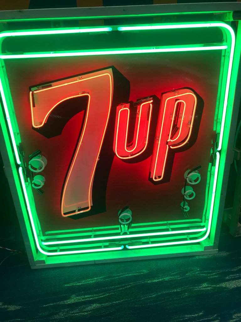  Neon 7 UP