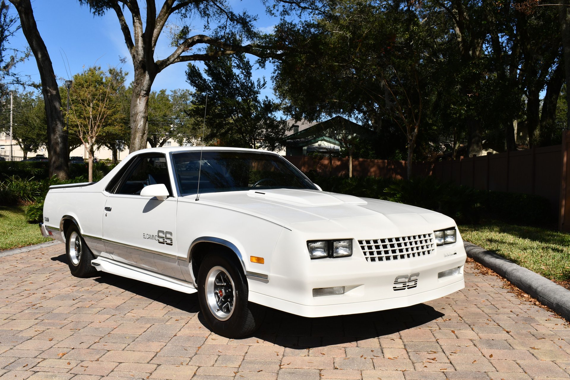 Modèle Réduit IXOMODELS Chevrolet El Camino SS 1987 Blanc - Échelle 1/43