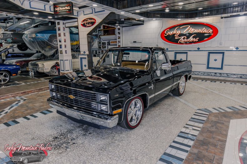 Camionnette Chevrolet C-10 Silverado 1984 1:64 Auto World - Ornement De Noël, édition Limitée, Neuf